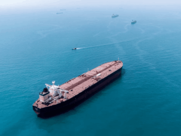 Цены на нефть подскочили, фьючерсы на акции упали на фоне обострения напряженности вокруг Ормузского пролива